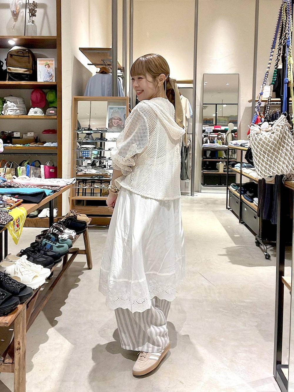 ホワイト系のタンクトップ、ホワイト系のパーカー、ゴールド系のネックレスを着用したレディースの夏コーディネートの3枚目の写真