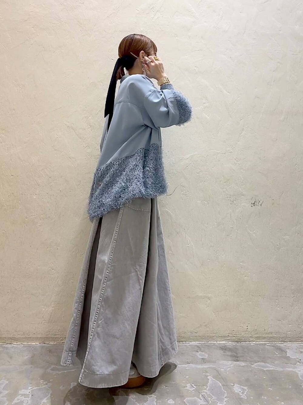 グレー系のスカート、ブルー系のシャツ/ブラウスを着用したレディースの冬コーディネートの9枚目の写真