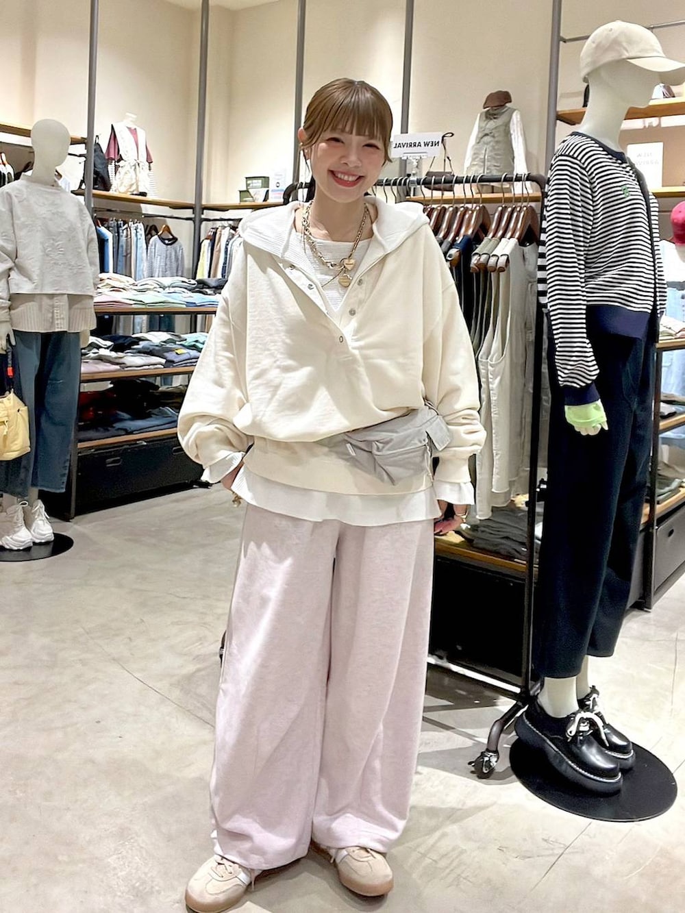 ホワイト系のパーカー、ピンク系のスウェットパンツ、ホワイト系のTシャツ/カットソーを着用したレディースの冬コーディネートの7枚目の写真