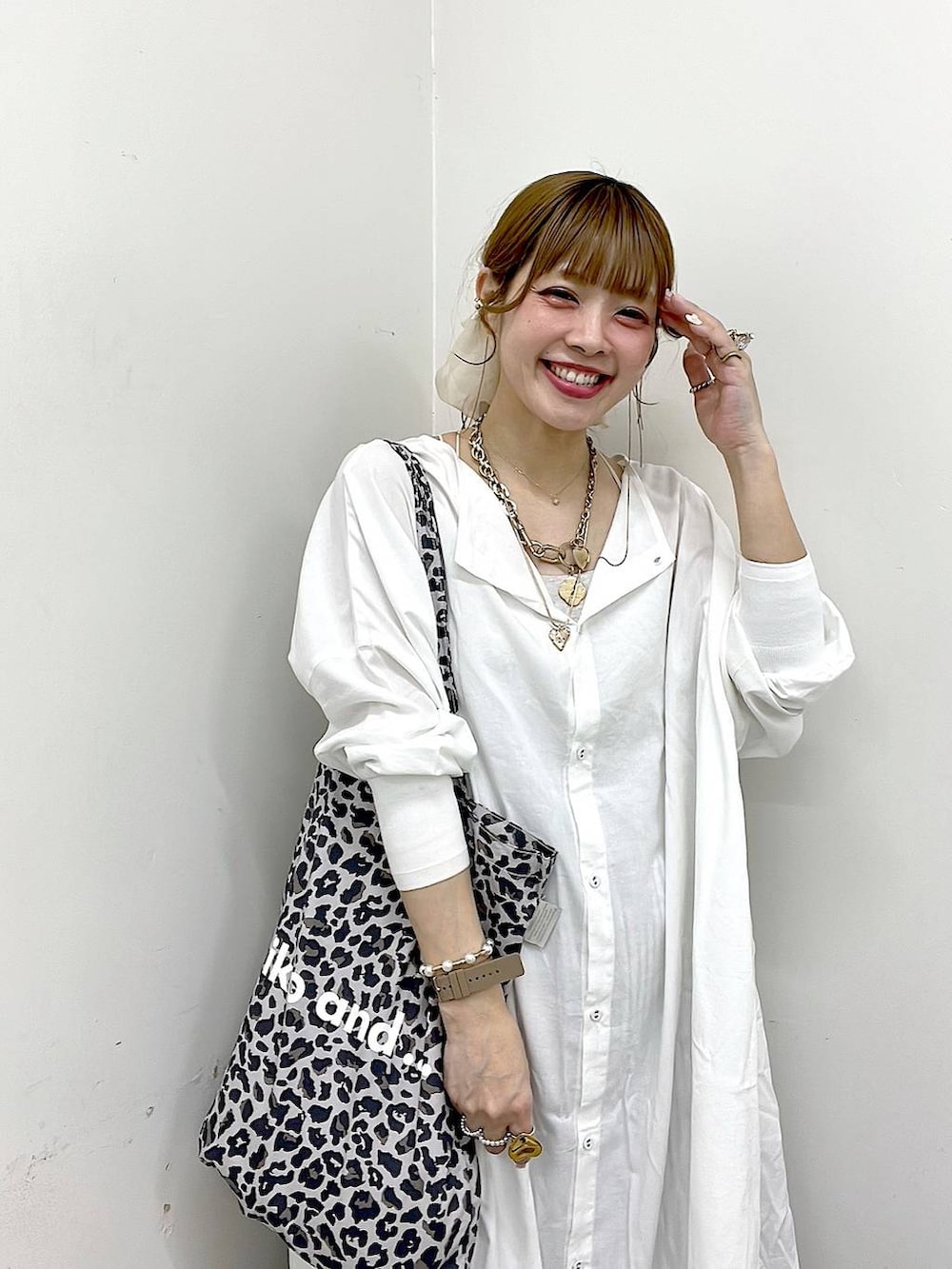 その他のトートバッグ、ブラック系のパンプス、ホワイト系のデニムパンツを着用したレディースの冬コーディネートの9枚目の写真