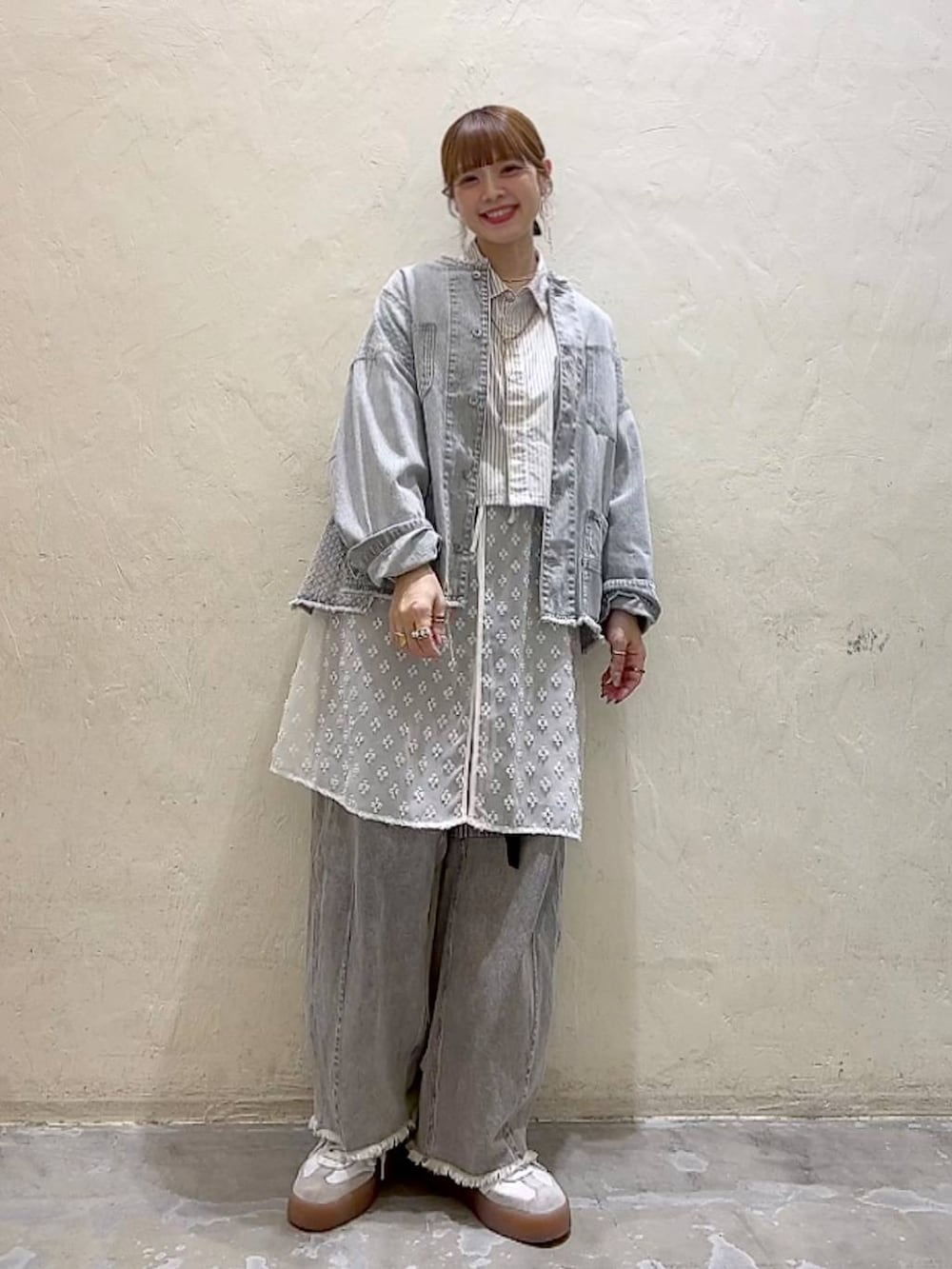 「ワンピース、シャツ、シャツスタイル、レイヤードスタイル、着痩せ・細見え、体型カバー、ナチュラル、ママコーデ、春コーデ、カジュアル、niko and ...、淡色コーデ、Over40スタッフ、大人カジュアル、デニムジャケット」｜「niko and...の3WAYサイドギャザーシャツ（シャツ/ブラウス、グレー系）」を使った、みきてぃ24さん（レディース・158cm）の冬コーディネートの3枚目の写真