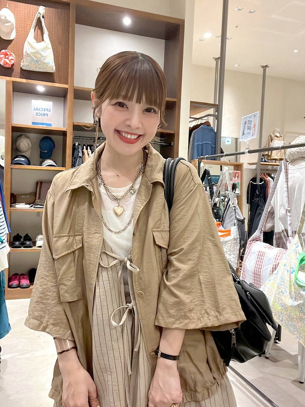 「着痩せ・細見え、体型カバー、ナチュラル、ママコーデ、秋コーデ、きれいめ、カジュアル、niko and ...、淡色コーデ、Over40スタッフ、大人カジュアル、秋服準備はじめました、シャツ、ワンピース、タンクトップ」｜「eLの【eL】Large Boston Bag/288120（ショルダーバッグ、ブラック系）」を使った、みきてぃ24さん（レディース・158cm）の夏コーディネートの2枚目の写真