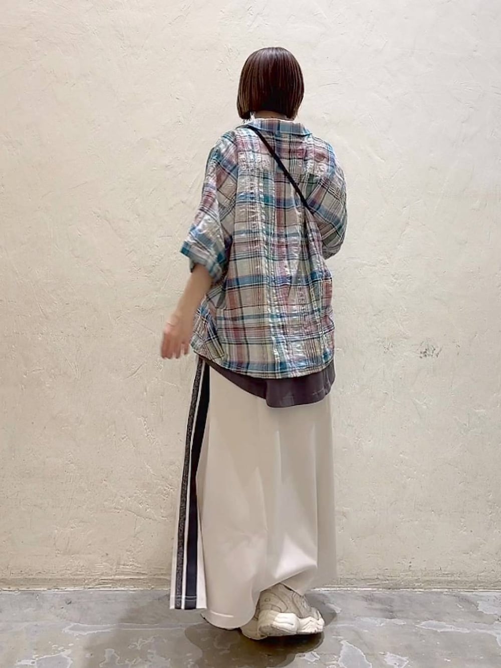 ベージュ系のスカート、その他のTシャツ/カットソー、ベージュ系のショルダーバッグを着用したレディースの夏コーディネートの3枚目の写真