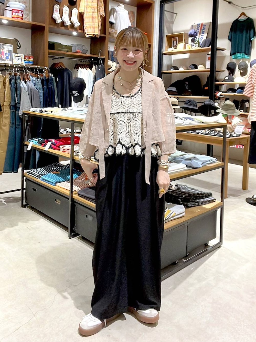 ベージュ系のその他トップス、ブラック系のその他パンツ、イエロー系のアナログ腕時計を着用したレディースの夏コーディネートの4枚目の写真