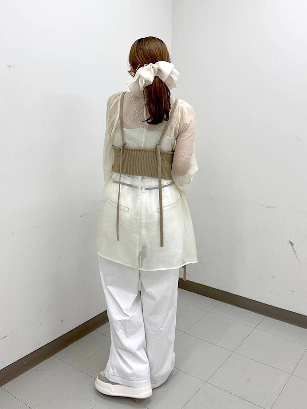 ベージュ系のスニーカー、ゴールド系のリング、グリーン系のアナログ腕時計を着用したレディースの春コーディネートの5枚目の写真