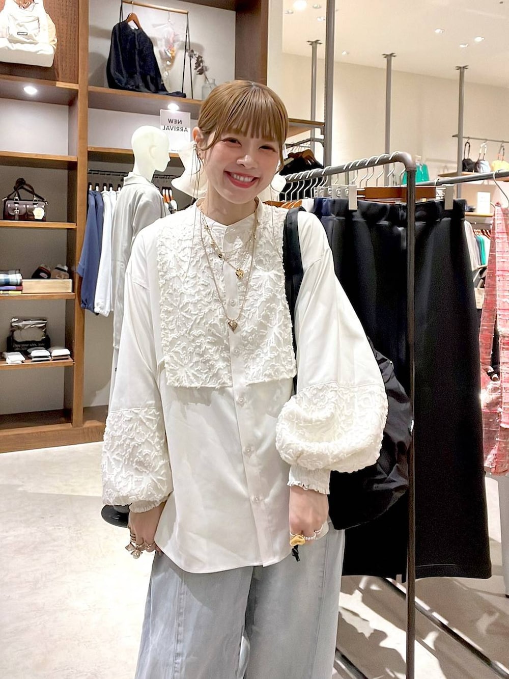 ホワイト系のシャツ/ブラウス、ブルー系のデニムパンツ、ホワイト系のTシャツ/カットソーを着用したレディースの冬コーディネートの2枚目の写真