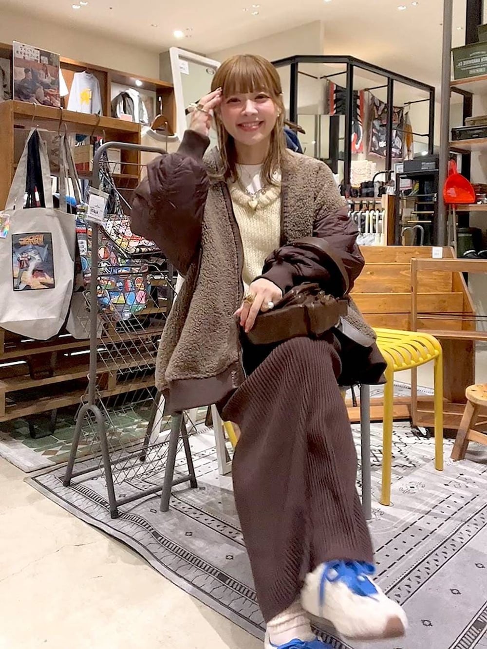 ホワイト系のTシャツ/カットソー、レッド系のMA-1、ブラウン系のスカートを着用したレディースの冬コーディネートの5枚目の写真