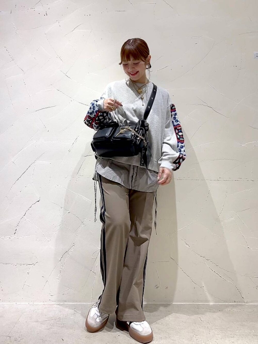 「着痩せ・細見え、体型カバー、パンツ、ショルダーバッグ、ナチュラル、ママコーデ、春コーデ、カジュアル、niko and ...、淡色コーデ、Over40スタッフ、大人カジュアル、スウェット、シャツ、レイヤードスタイル」｜「niko and...の3WAYサイドギャザーシャツ（シャツ/ブラウス、グレー系）」を使った、みきてぃ24さん（レディース・158cm）の春コーディネートの2枚目の写真