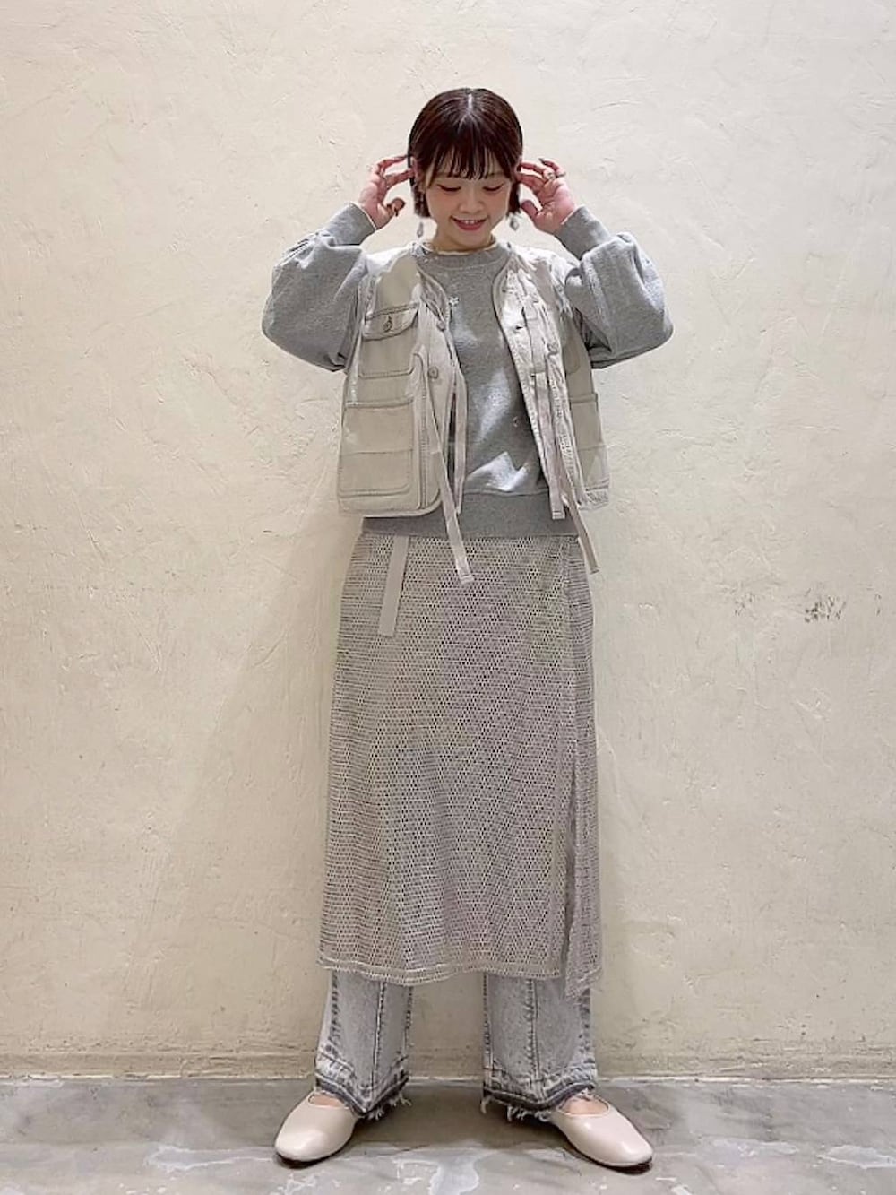 「ベスト、スウェット、デニムパンツ、NKJコーデ_niko and ...、ワントーン、着痩せ・細見え、体型カバー、ナチュラル、ママコーデ、冬コーデ、カジュアル、niko and ...、春コーデ」｜「niko and...のメタリックメッシュラップスカート（スカート、ベージュ系）」を使った、みきてぃ24さん（骨格ウェーブ・レディース・158cm）の冬コーディネートの2枚目の写真