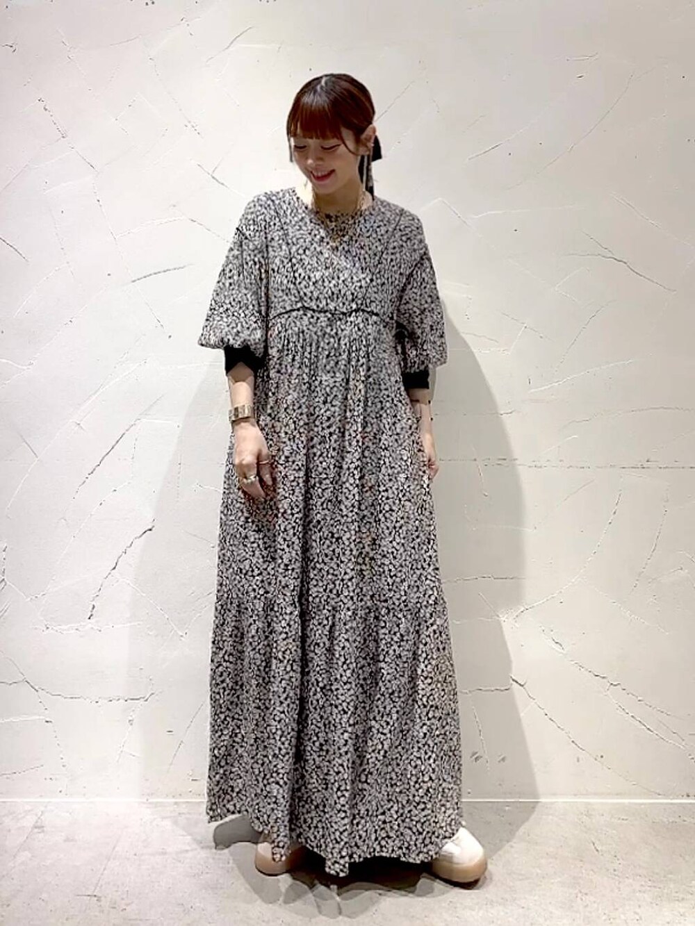 ブラック系のTシャツ/カットソー、グレー系のワンピースを着用したレディースの春コーディネートの9枚目の写真