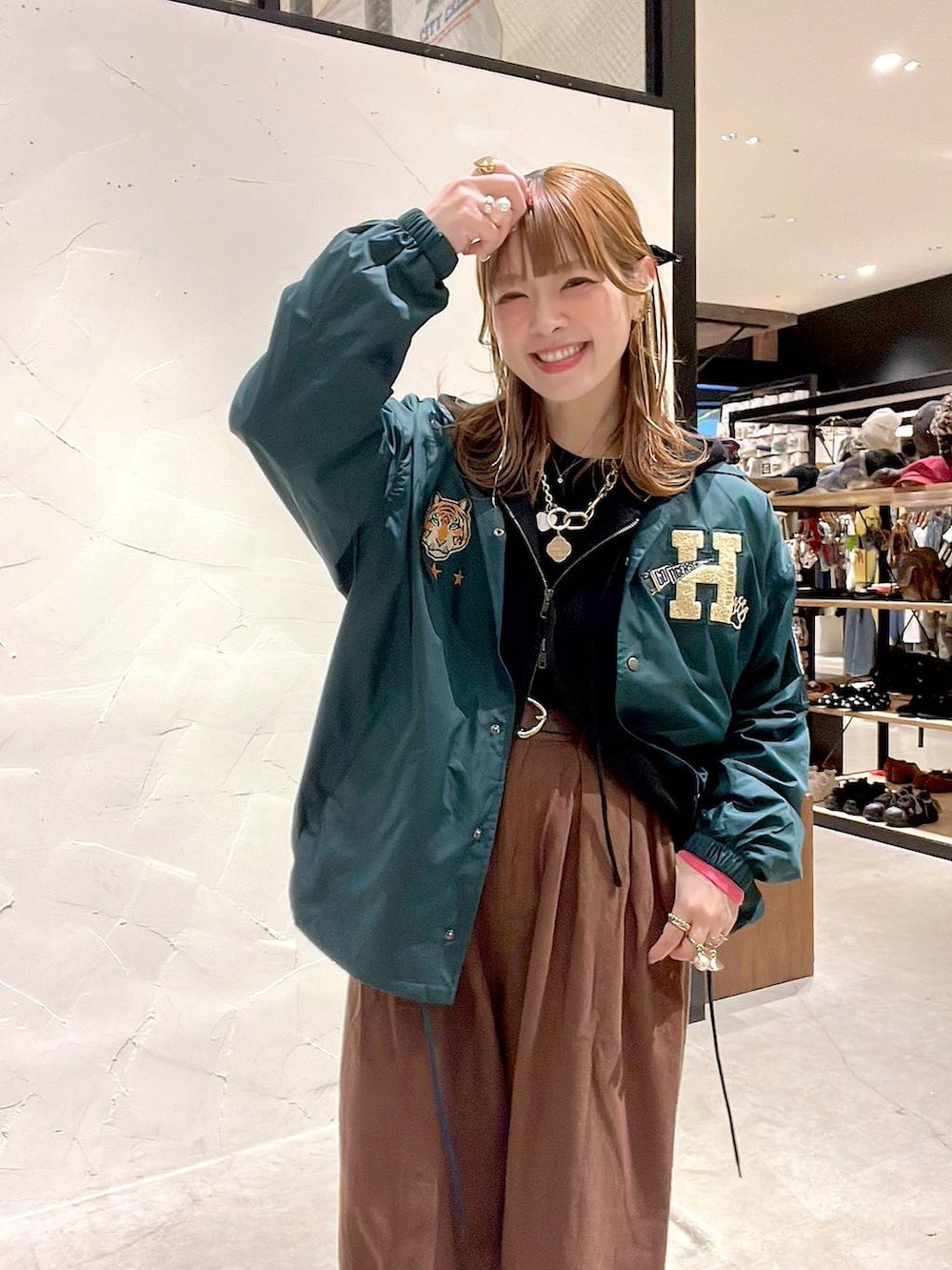 ブラウン系のその他パンツ、ブラック系のニット/セーター、ブラック系のニット/セーターを着用したレディースの冬コーディネートの6枚目の写真