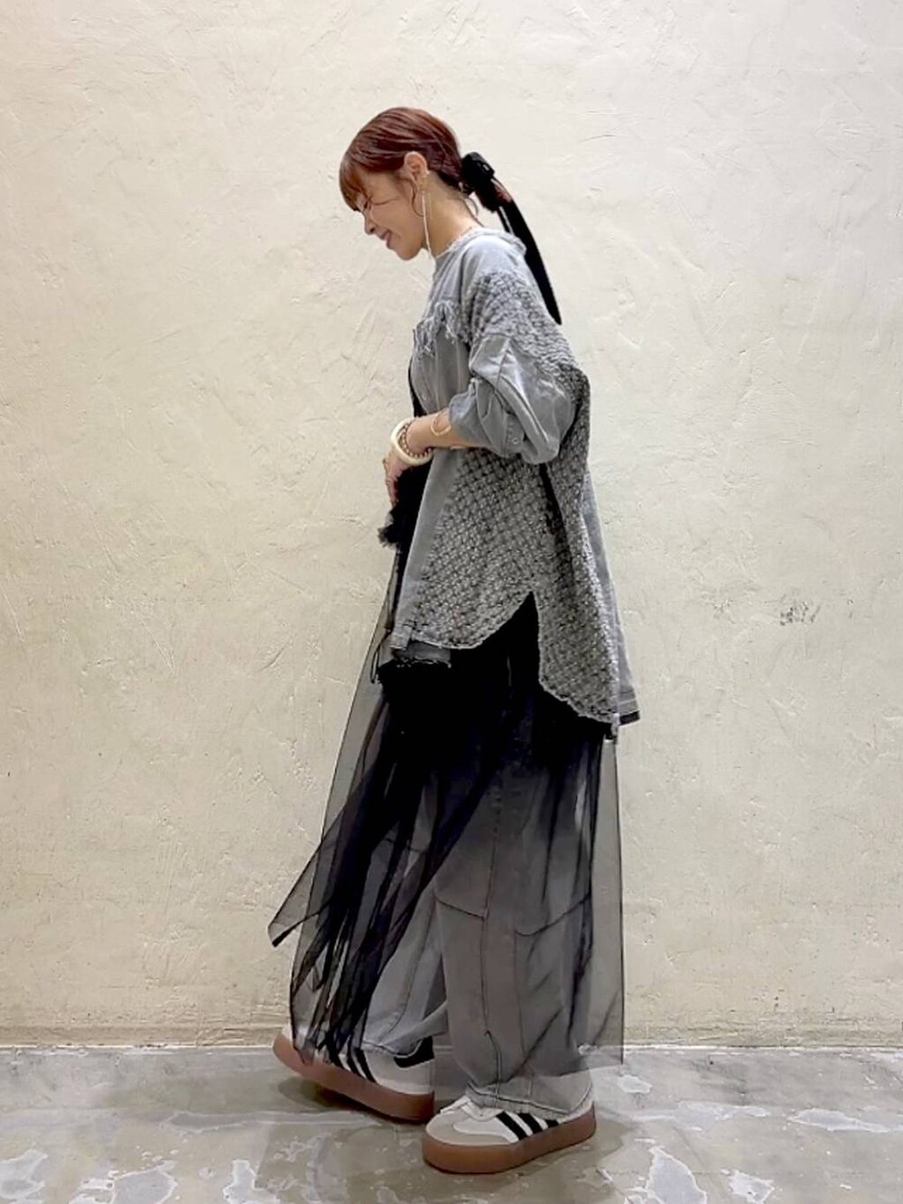 ブラック系のワンピース、グレー系のシャツ/ブラウス、ベージュ系のキャミソールを着用したレディースの秋コーディネートの5枚目の写真