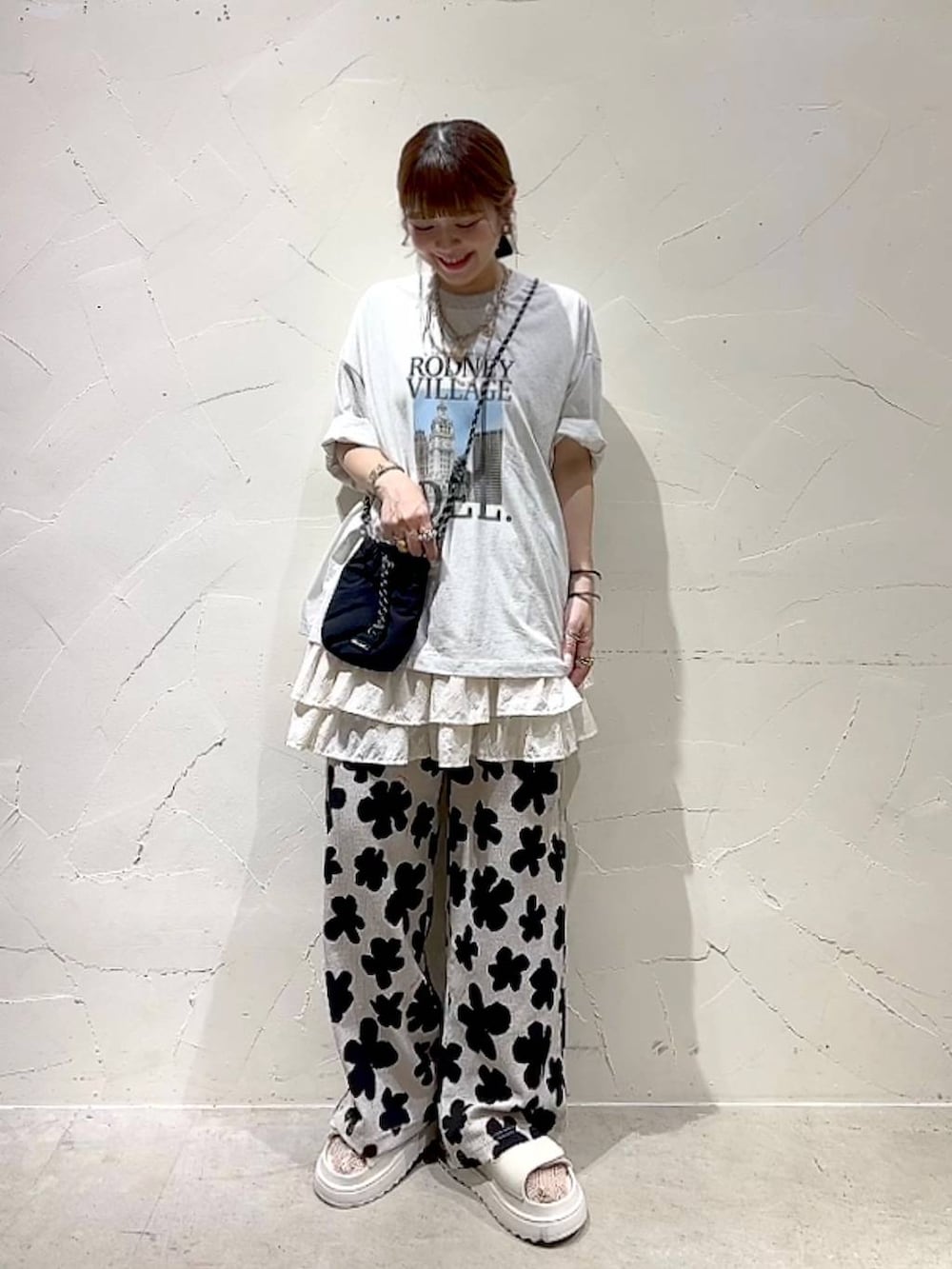 「着痩せ・細見え、体型カバー、ナチュラル、ママコーデ、春コーデ、夏コーデ、カジュアル、niko and ...、淡色コーデ、Over40スタッフ、大人カジュアル、Tシャツ、スカート、パンツ、ショルダーバッグ」｜「niko and...のオリジナル細コード巾着ショルダーバッグN（ショルダーバッグ、ブラック系）」を使った、みきてぃ24さん（レディース・158cm）の夏コーディネートの8枚目の写真