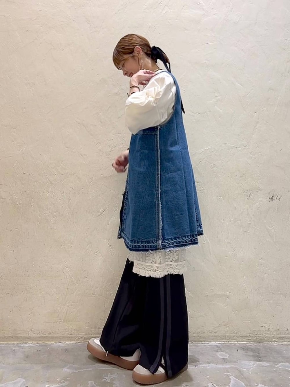 ブルー系のドレス、ベージュ系のその他パンツ、ブラック系のその他パンツを着用したレディースの冬コーディネートの6枚目の写真