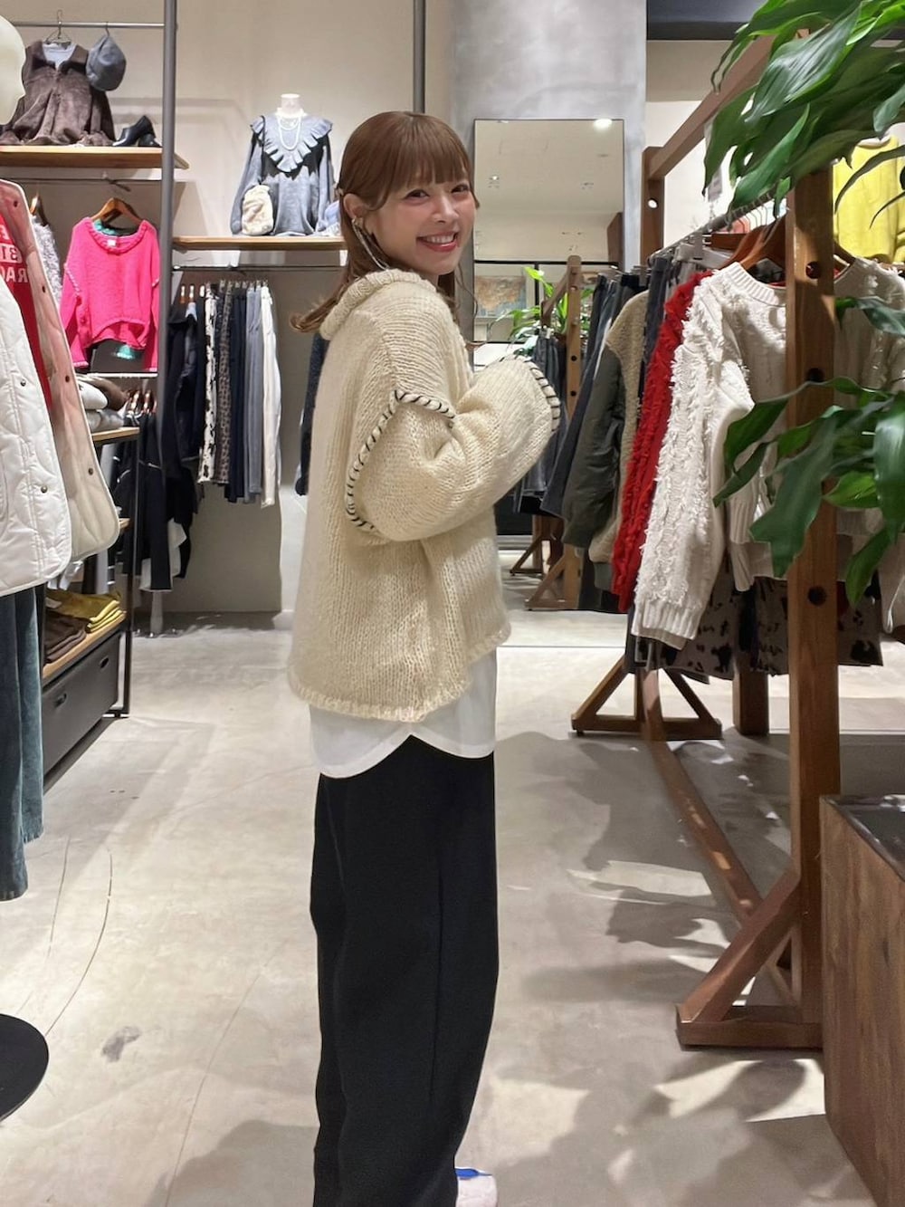 ホワイト系のTシャツ/カットソー、ブラウン系のショルダーバッグ、ベージュ系のスニーカーを着用したレディースの冬コーディネートの7枚目の写真