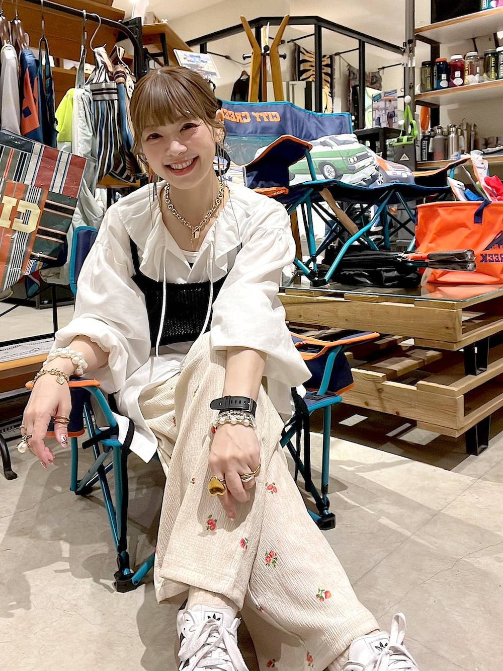 ホワイト系のシャツ/ブラウス、ベージュ系のその他パンツ、ブラック系のタンクトップを着用したレディースの春コーディネートの5枚目の写真