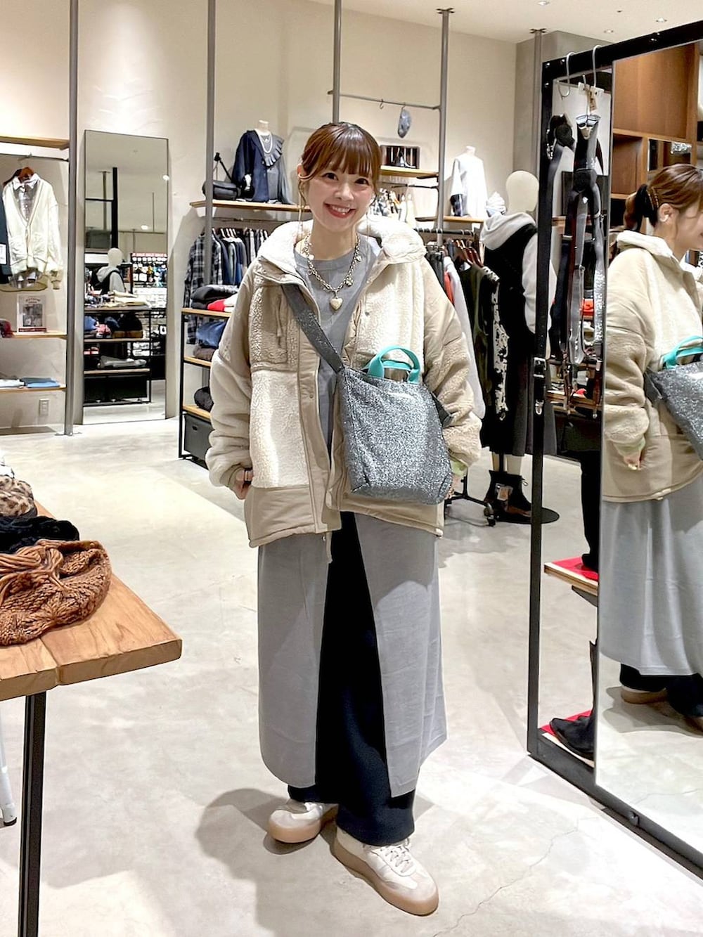 ベージュ系のその他アウター、ブラック系のその他パンツ、グレー系のワンピースを着用したレディースの冬コーディネートの3枚目の写真