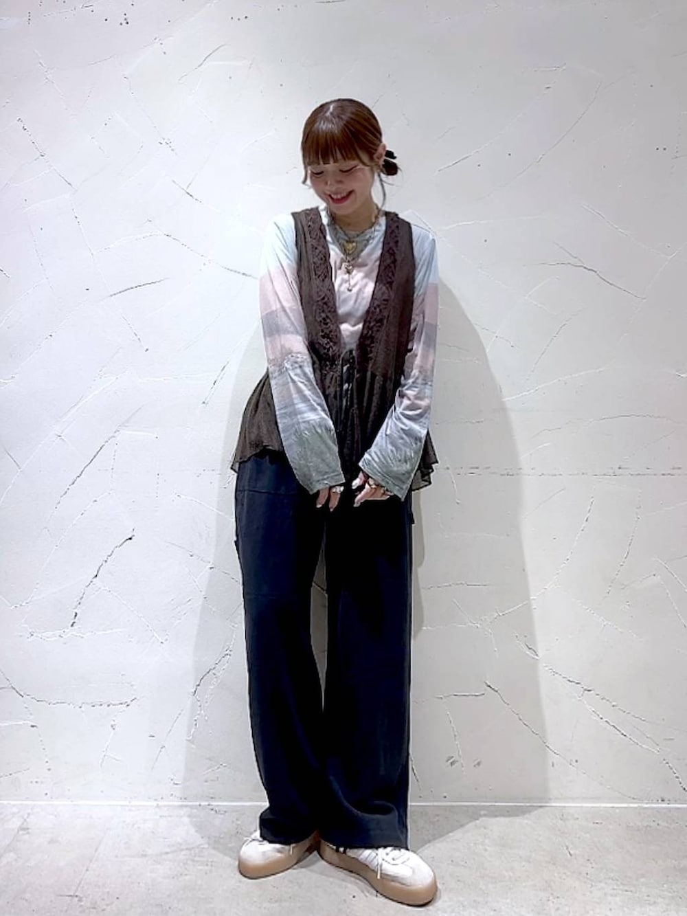 ベージュ系のTシャツ/カットソー、ブラック系のその他パンツ、ブラウン系のベストを着用したレディースの夏コーディネートの3枚目の写真