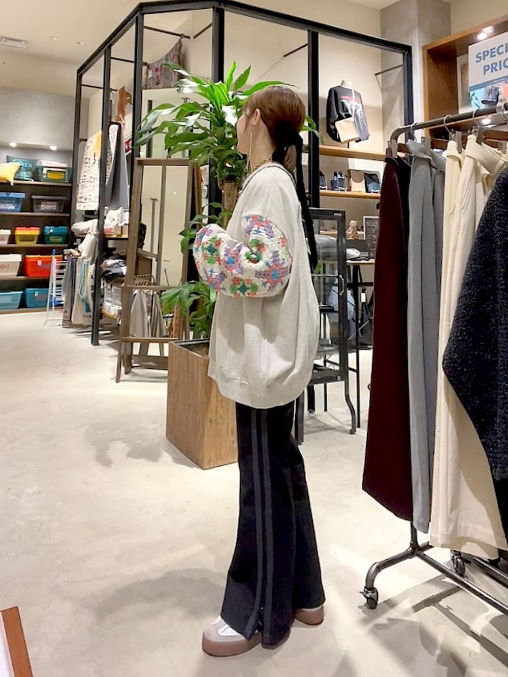 ピンク系のショルダーバッグ、ブラック系のその他パンツ、ベージュ系のスウェットを着用したレディースの春コーディネートの6枚目の写真