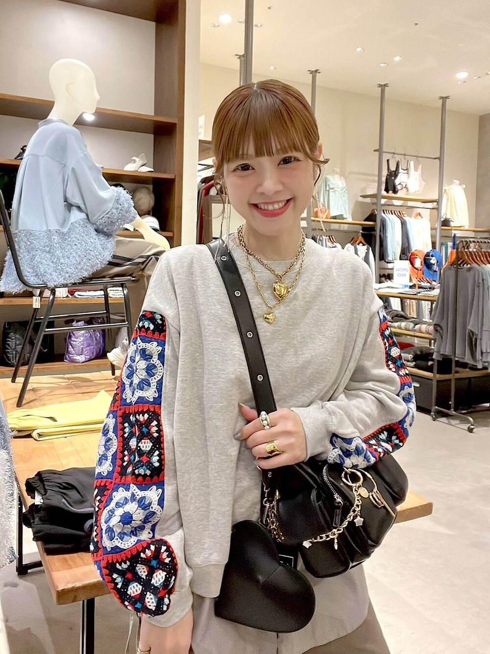 「着痩せ・細見え、体型カバー、パンツ、ショルダーバッグ、ナチュラル、ママコーデ、春コーデ、カジュアル、niko and ...、淡色コーデ、Over40スタッフ、大人カジュアル、スウェット、シャツ、レイヤードスタイル」｜「niko and...の3WAYサイドギャザーシャツ（シャツ/ブラウス、グレー系）」を使った、みきてぃ24さん（レディース・158cm）の春コーディネートの6枚目の写真