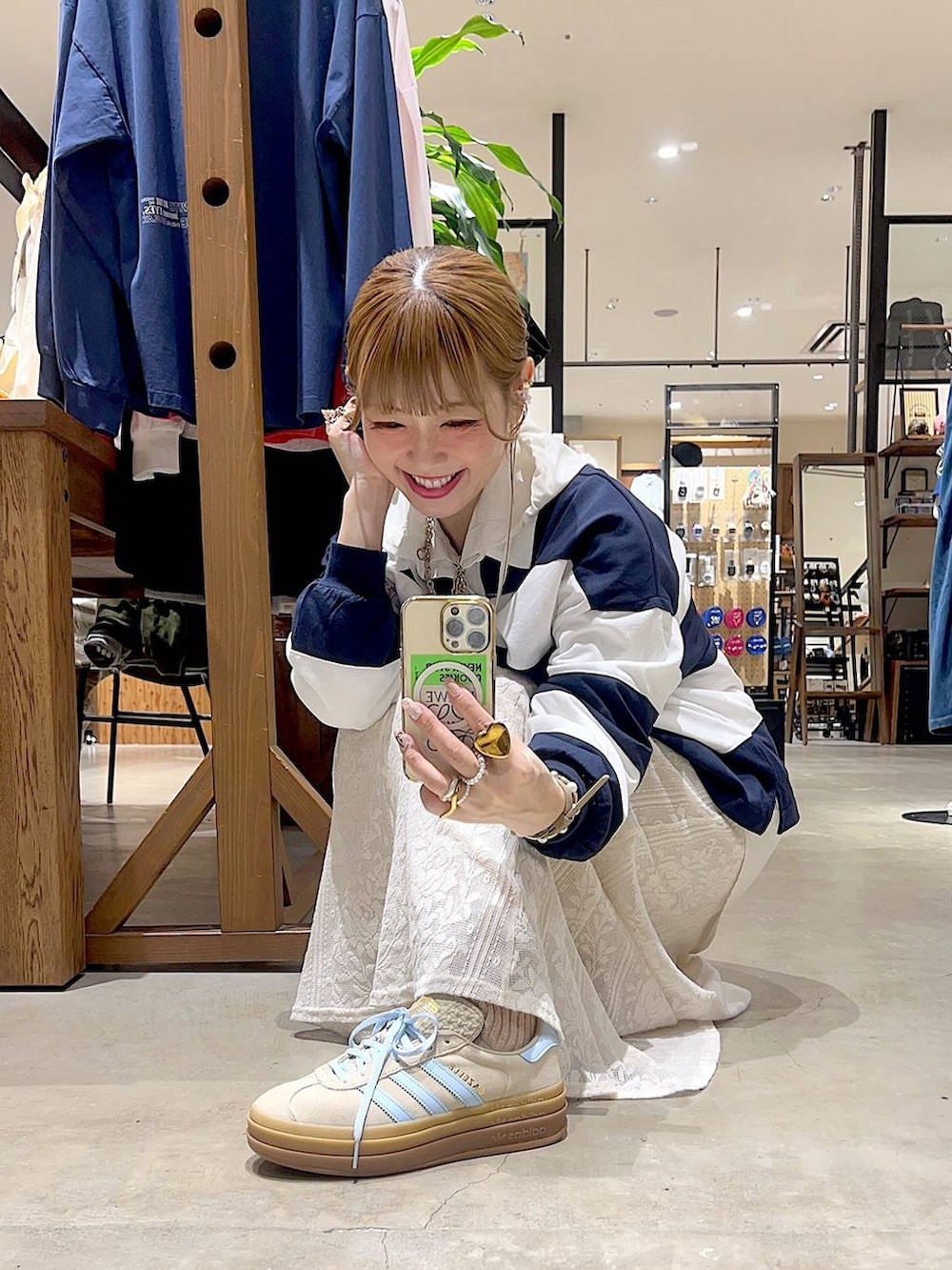 ベージュ系のスニーカー、ホワイト系のシャツ/ブラウス、ブルー系のTシャツ/カットソーを着用したレディースの春コーディネートの5枚目の写真