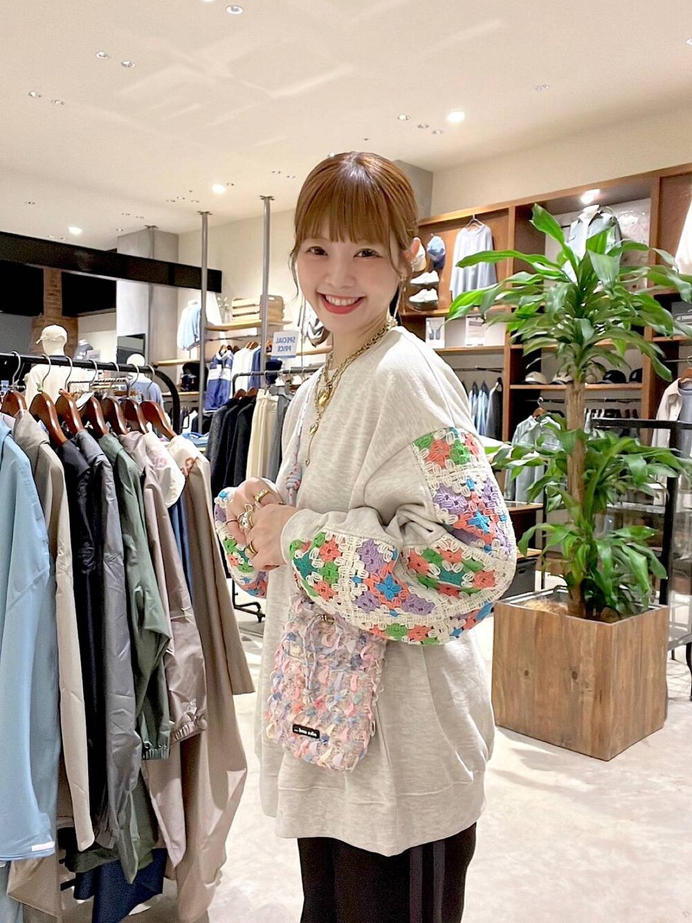 ピンク系のショルダーバッグ、ブラック系のその他パンツ、ベージュ系のスウェットを着用したレディースの春コーディネートの7枚目の写真