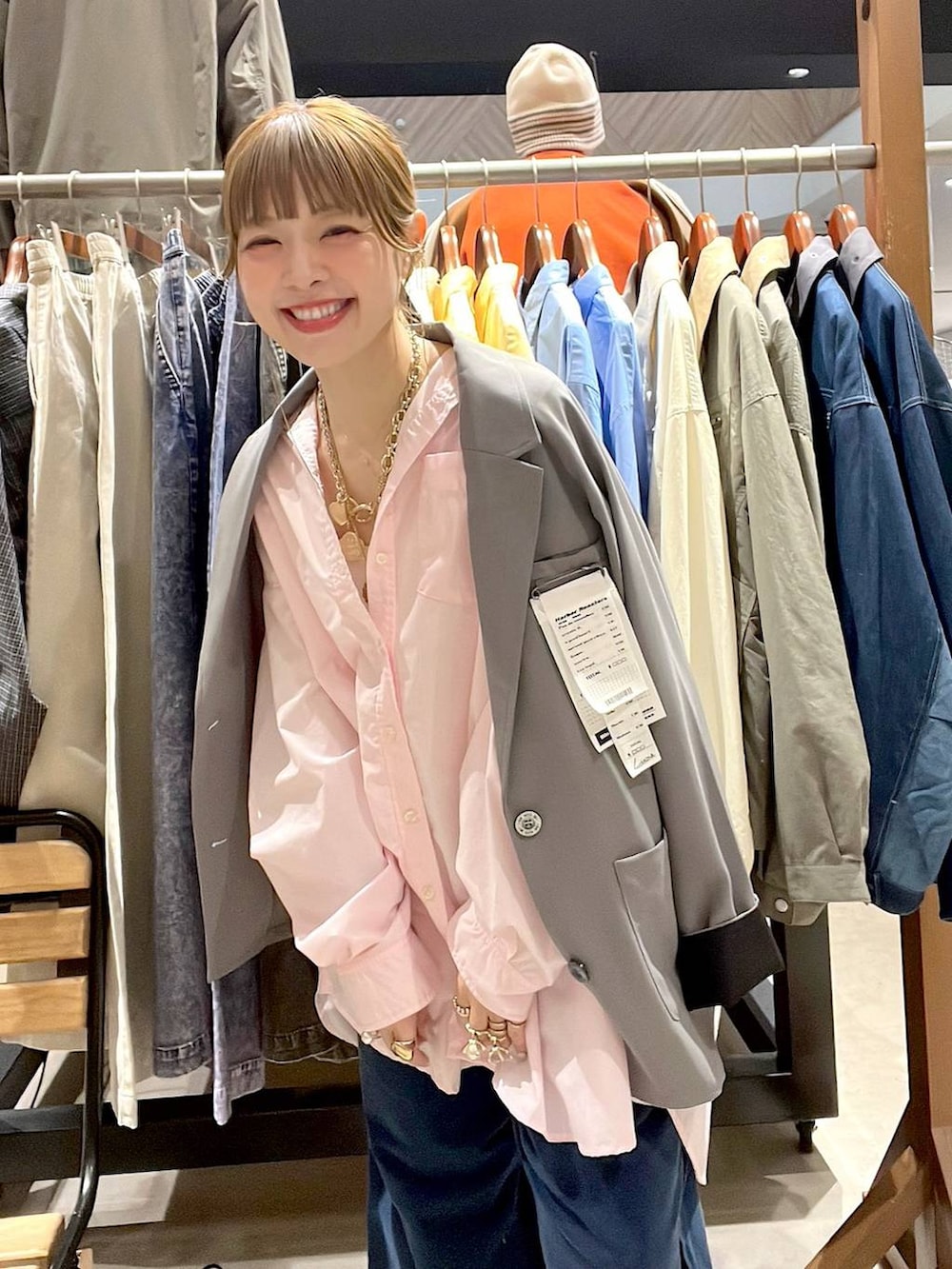 ベージュ系のスニーカー、ピンク系のシャツ/ブラウスを着用したレディースの冬コーディネートの7枚目の写真