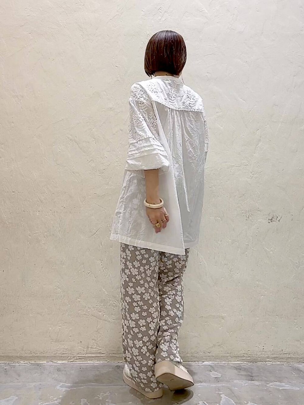 ホワイト系のサンダル、ホワイト系のシャツ/ブラウスを着用したレディースの春コーディネートの4枚目の写真