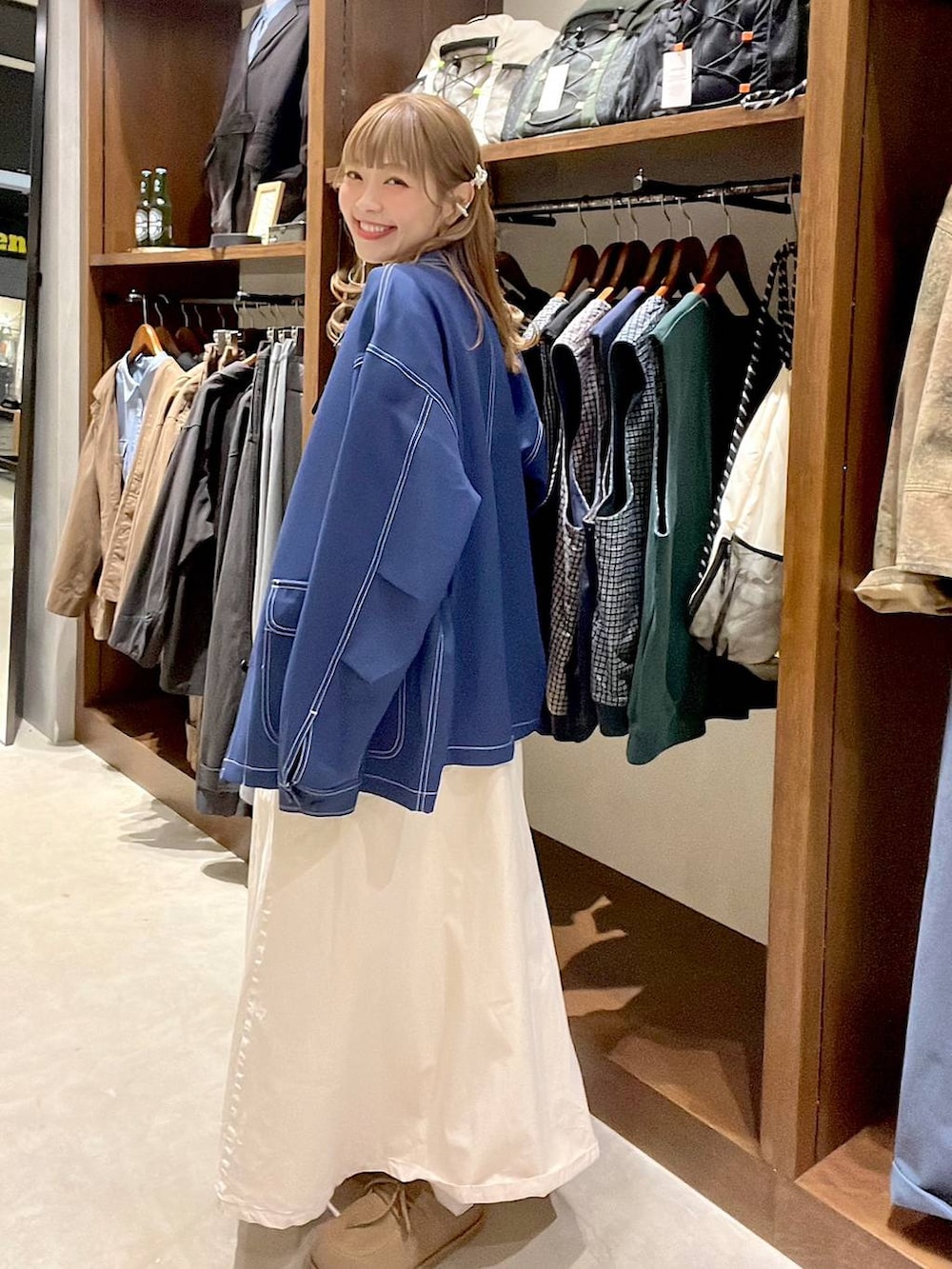 ブルー系のカバーオール、ベージュ系のTシャツ/カットソーを着用したレディースの春コーディネートの6枚目の写真