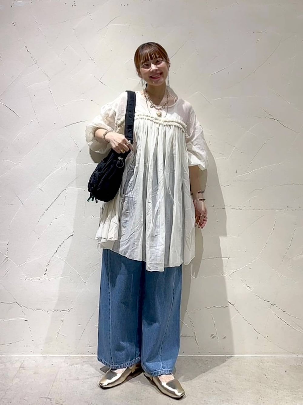 「着痩せ・細見え、体型カバー、ナチュラル、ママコーデ、春コーデ、夏コーデ、カジュアル、niko and ...、淡色コーデ、Over40スタッフ、大人カジュアル、ワンピース、デニムパンツ、パンツ、パンプス」｜「niko and...の【竹下玲奈×NAVYS】コラボ ホックアジャストパンツ（その他パンツ、ブルー系）」を使った、みきてぃ24さん（レディース・158cm）の春コーディネートの2枚目の写真