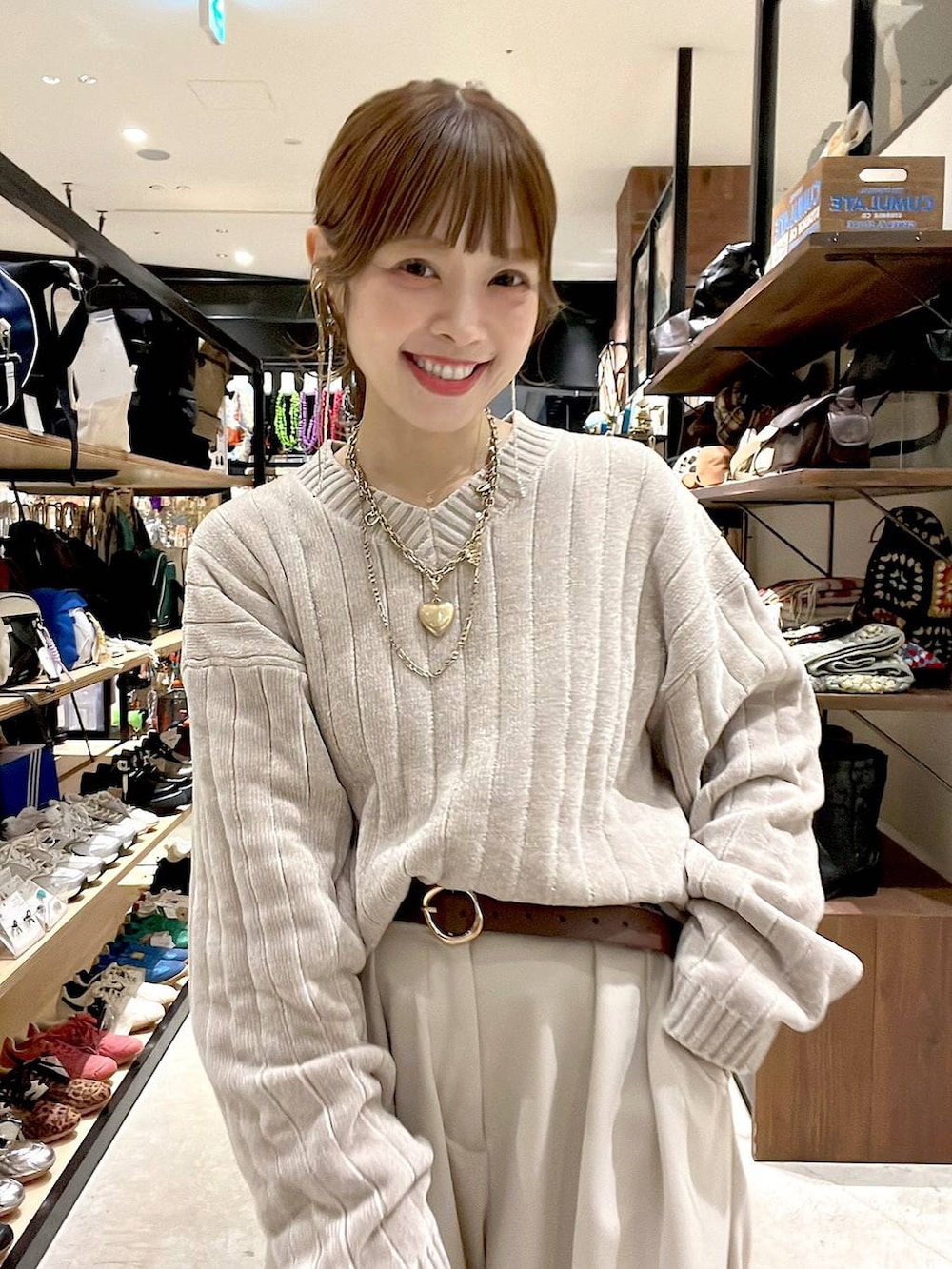 ベージュ系のその他パンツ、ブラウン系のニット/セーター、ゴールド系のネックレスを着用したレディースの秋コーディネートの7枚目の写真