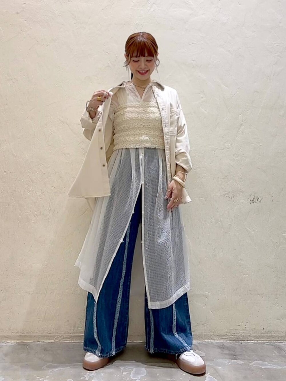 ホワイト系のシャツ/ブラウス、ホワイト系のワンピース、ベージュ系のベストを着用したレディースの秋コーディネートの7枚目の写真