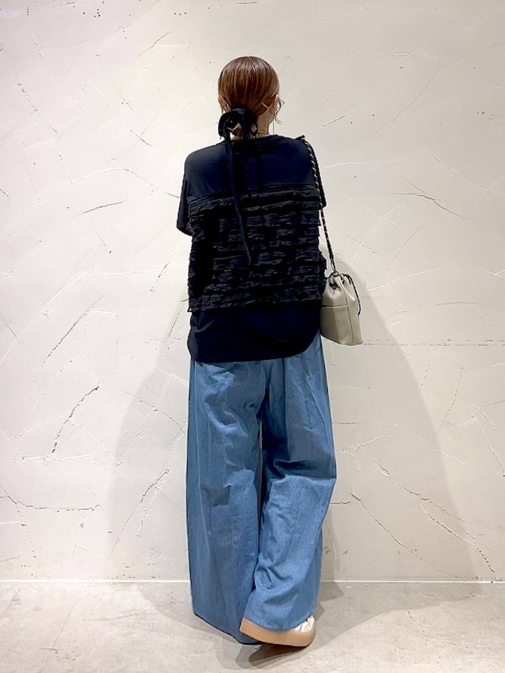 グレー系のショルダーバッグ、ブラック系のTシャツ/カットソー、ゴールド系のネックレスを着用したレディースの秋コーディネートの5枚目の写真