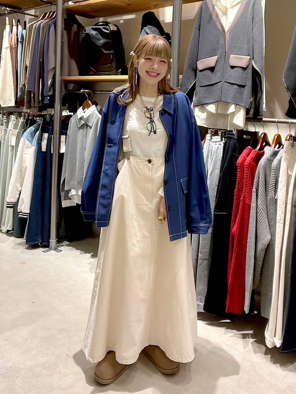 ブルー系のカバーオール、ベージュ系のTシャツ/カットソーを着用したレディースの春コーディネートの3枚目の写真