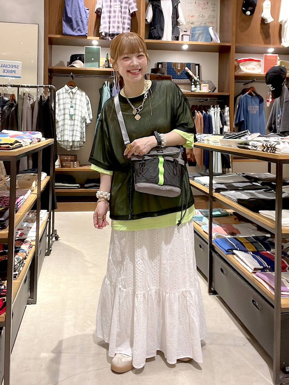 ホワイト系のスカート、ブラック系のTシャツ/カットソーを着用したレディースの春コーディネートの5枚目の写真