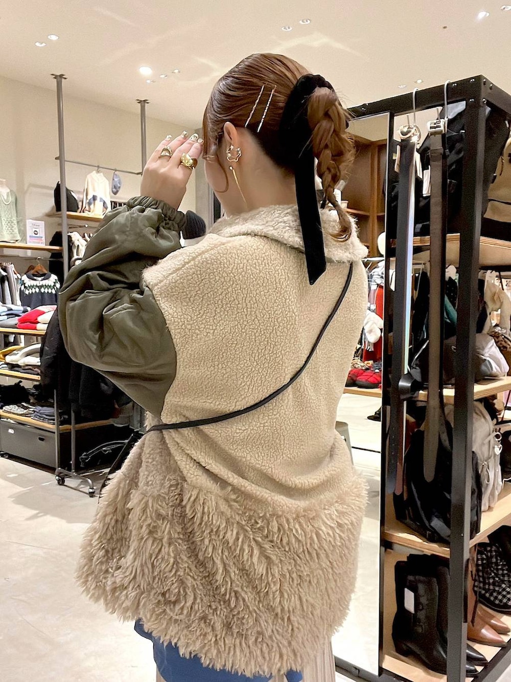 ブルー系のTシャツ/カットソー、ベージュ系のスカート、ベージュ系のブルゾンを着用したレディースの秋コーディネートの7枚目の写真