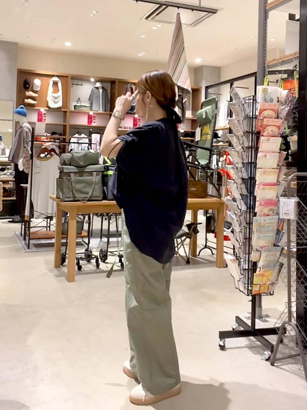 ブラック系のシャツ/ブラウス、グリーン系のその他パンツ、ゴールド系のネックレスを着用したレディースの夏コーディネートの6枚目の写真