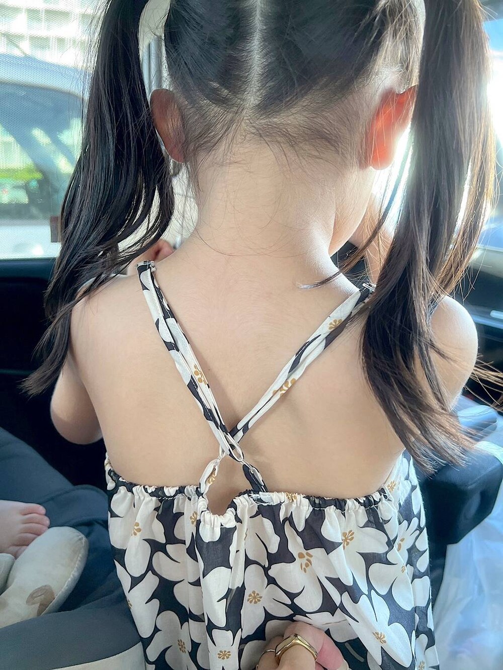 ブラック系のショルダーバッグ、グリーン系のシャツ/ブラウス、グリーン系のその他パンツを着用したキッズの夏コーディネートの9枚目の写真