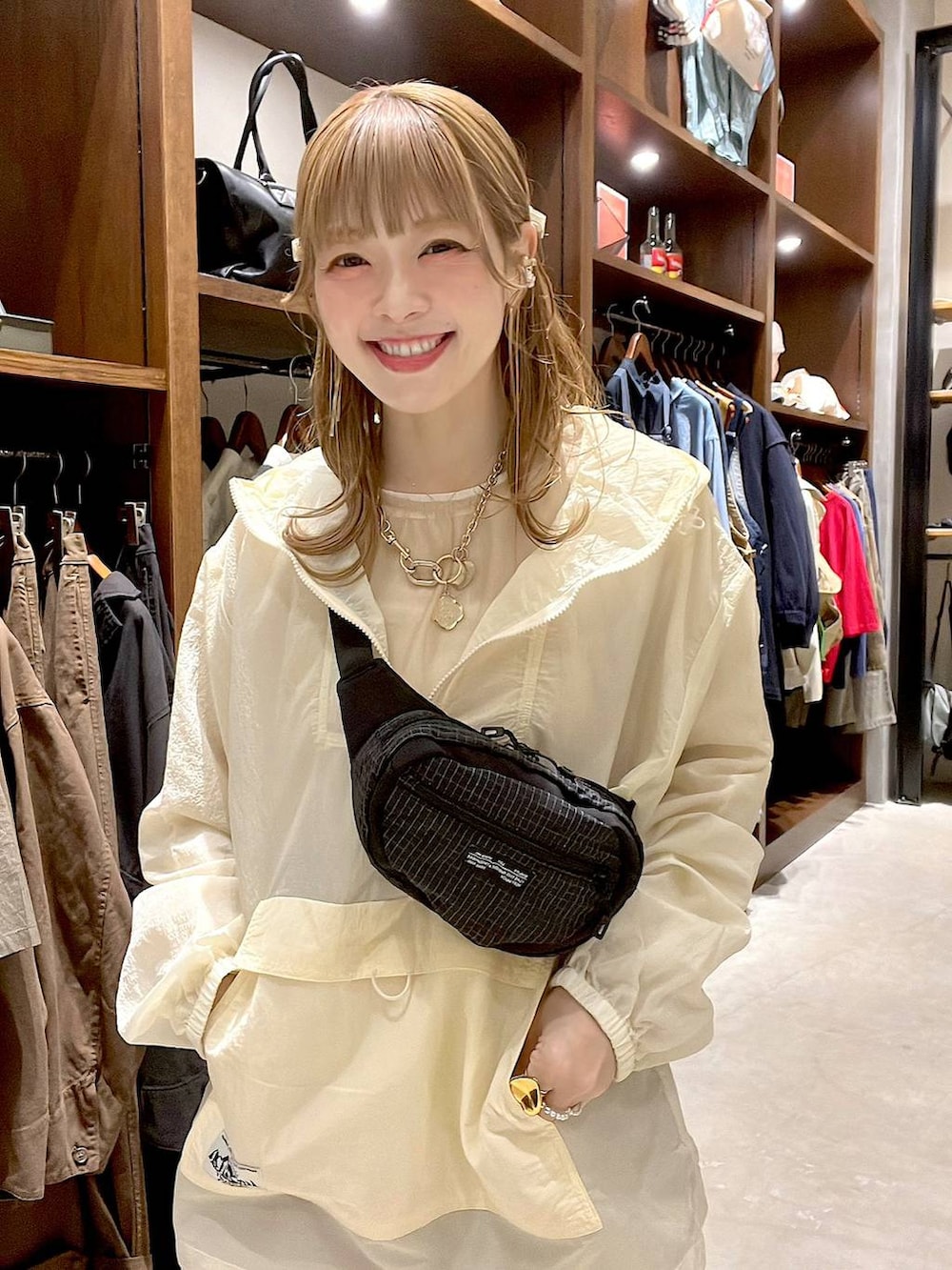 ブラック系のボディバッグ/ウエストポーチ、グリーン系のその他パンツを着用したレディースの春コーディネートの4枚目の写真