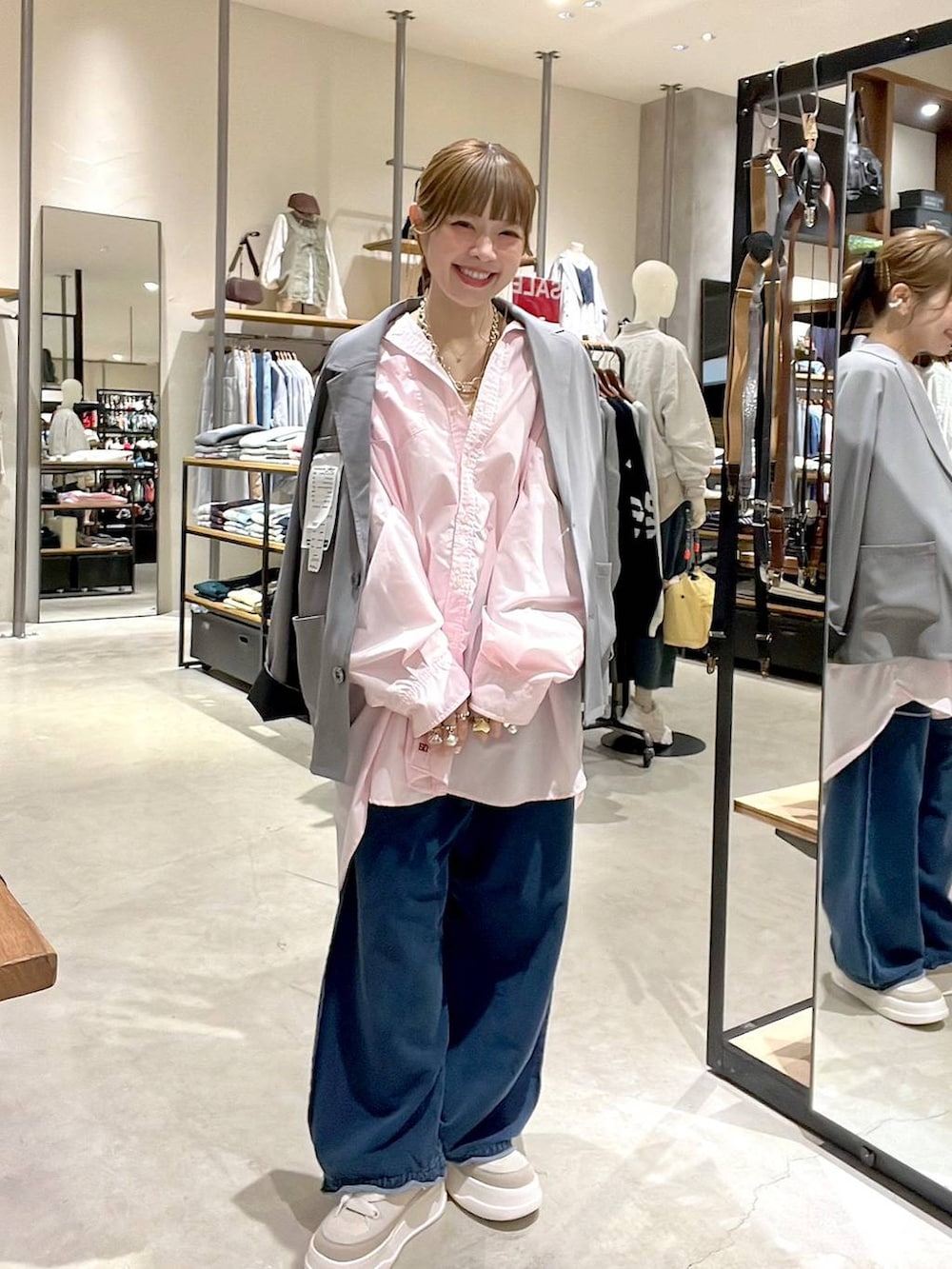 ベージュ系のスニーカー、ピンク系のシャツ/ブラウスを着用したレディースの冬コーディネートの6枚目の写真