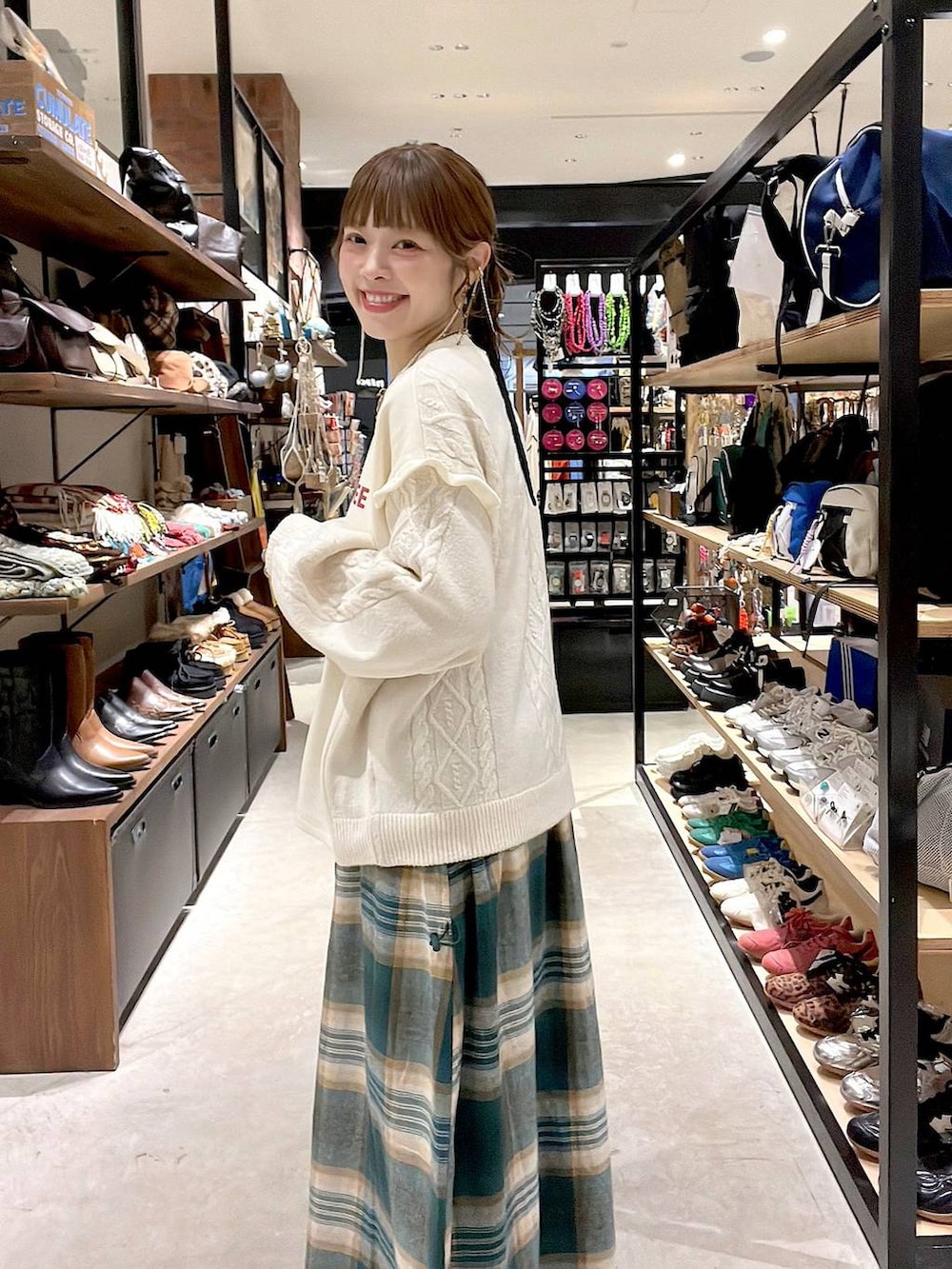 ベージュ系のニット/セーター、ゴールド系のネックレスを着用したレディースの秋コーディネートの2枚目の写真