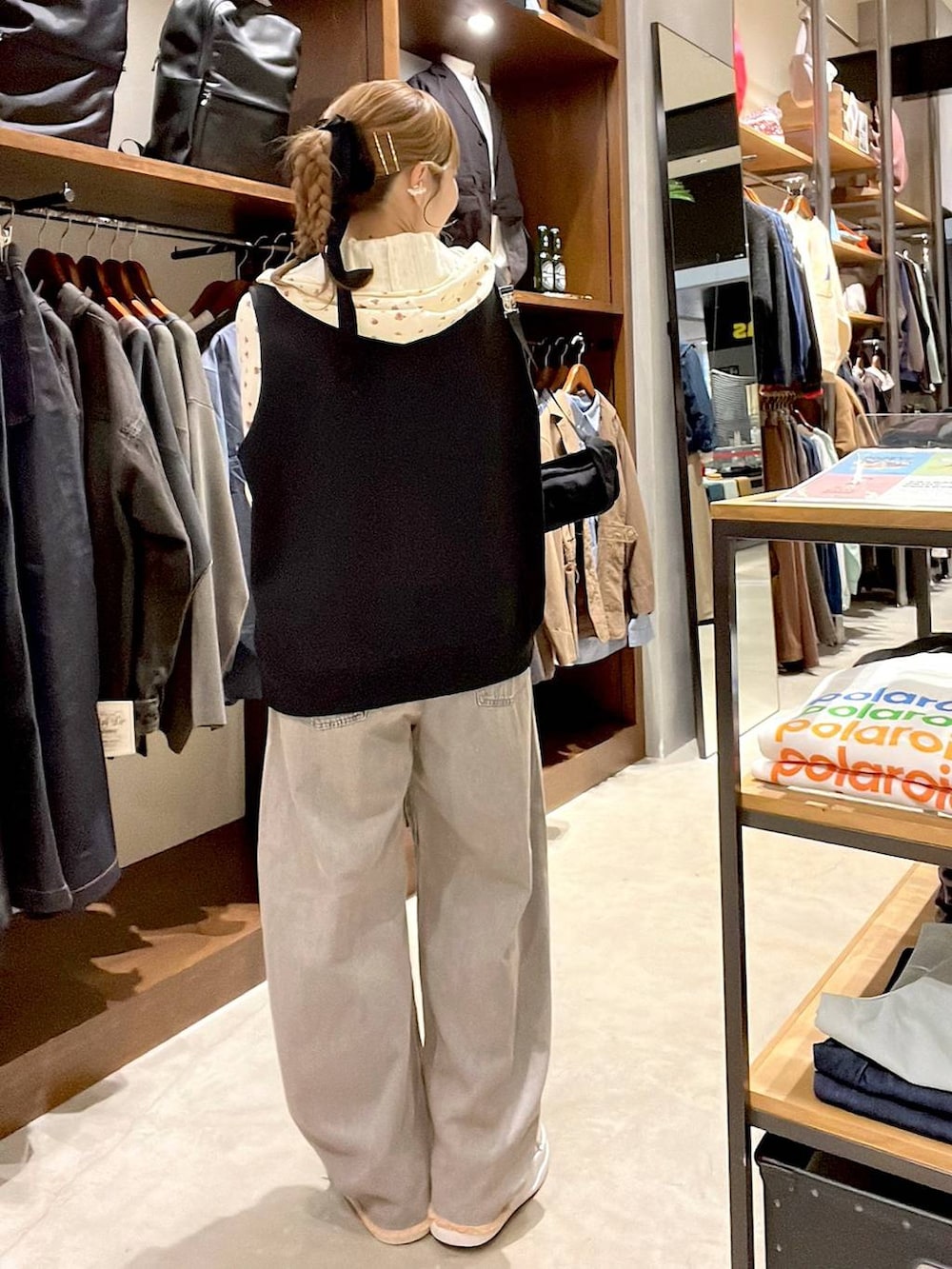 ピンク系のデニムパンツ、ベージュ系のスニーカー、ブラック系のボディバッグ/ウエストポーチを着用したレディースの冬コーディネートの6枚目の写真