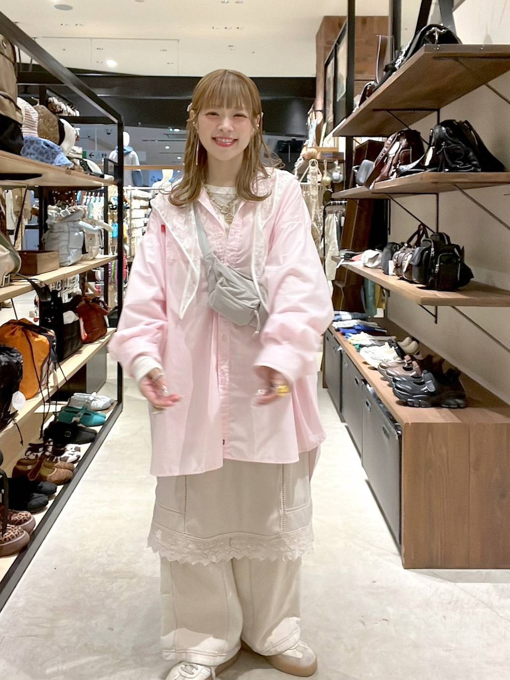 ベージュ系のデニムパンツ、ホワイト系のベスト、ピンク系のシャツ/ブラウスを着用したレディースの春コーディネートの9枚目の写真