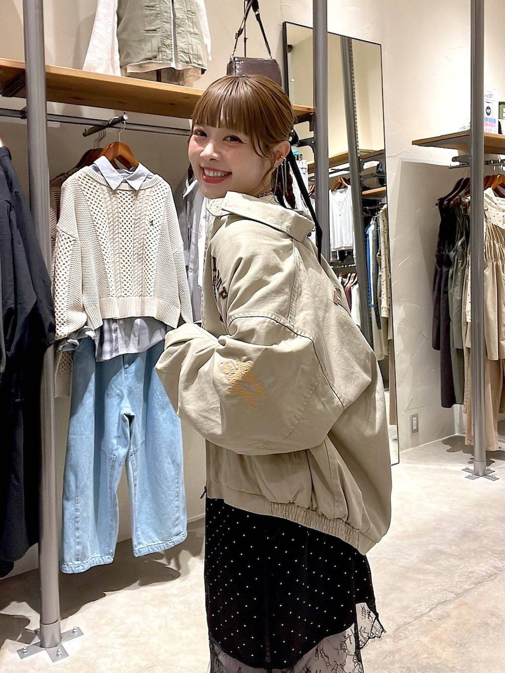 ピンク系のスウェットパンツ、ホワイト系のTシャツ/カットソー、グレー系のチュニックを着用したレディースの冬コーディネートの3枚目の写真