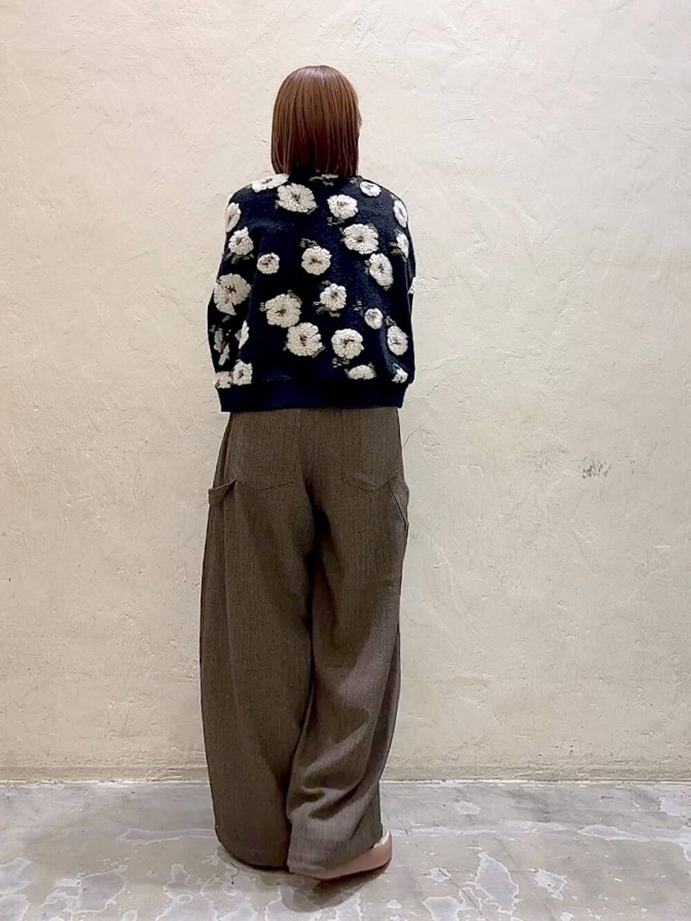 ブラウン系のその他パンツ、ブラック系のベルトを着用したレディースの冬コーディネートの5枚目の写真