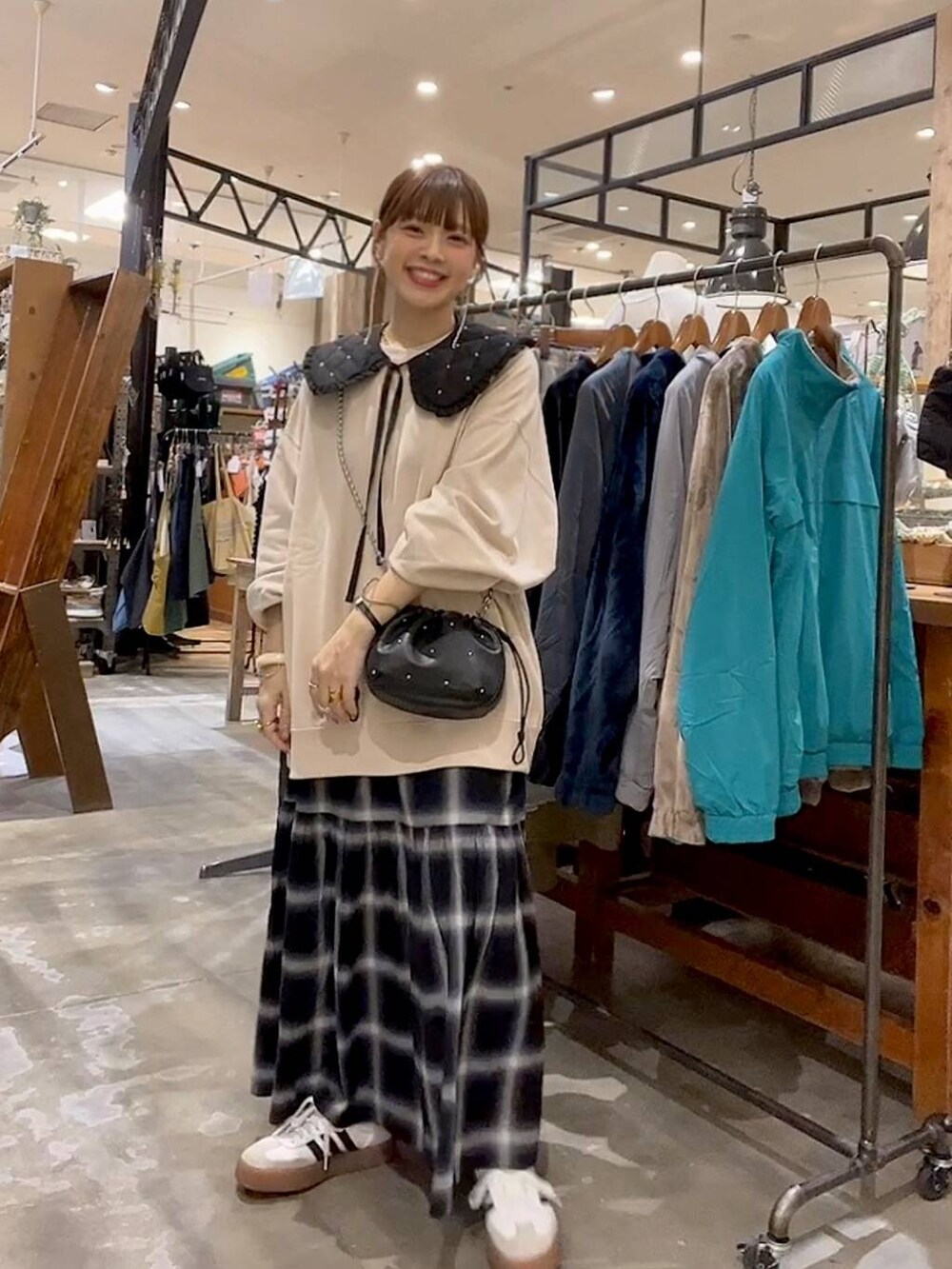 「着痩せ・細見え、体型カバー、ナチュラル、ママコーデ、秋コーデ、冬コーデ、カジュアル、niko and ...、淡色コーデ、Over40スタッフ、大人カジュアル、スウェット、スカート、ショルダーバッグ」｜「niko and...のオンブレーチェックティアードスカート（スカート、ホワイト系）」を使った、みきてぃ24さん（骨格ウェーブ・レディース・158cm）の秋コーディネートの5枚目の写真