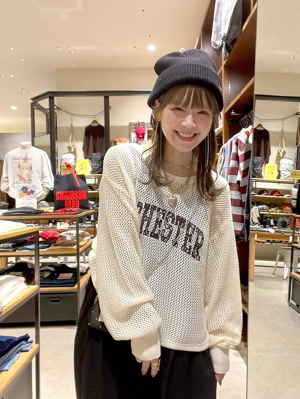 ブラック系のワンピース、ベージュ系のニット/セーター、ブラック系の財布を着用したレディースの秋コーディネートの7枚目の写真