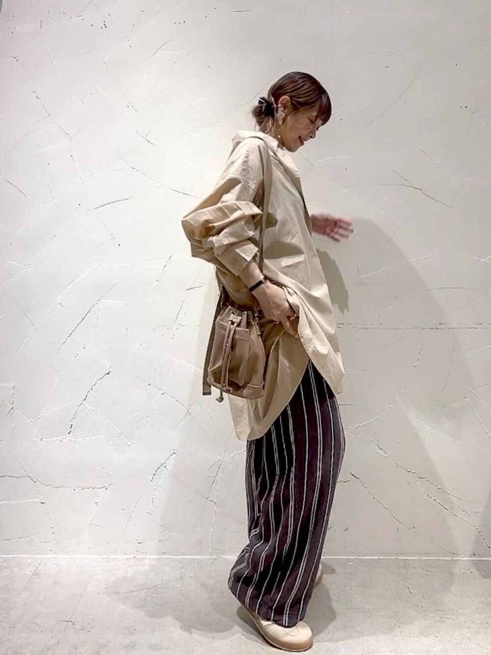 ベージュ系のシャツ/ブラウス、ベージュ系のショルダーバッグ、その他のその他パンツを着用したレディースの夏コーディネートの4枚目の写真