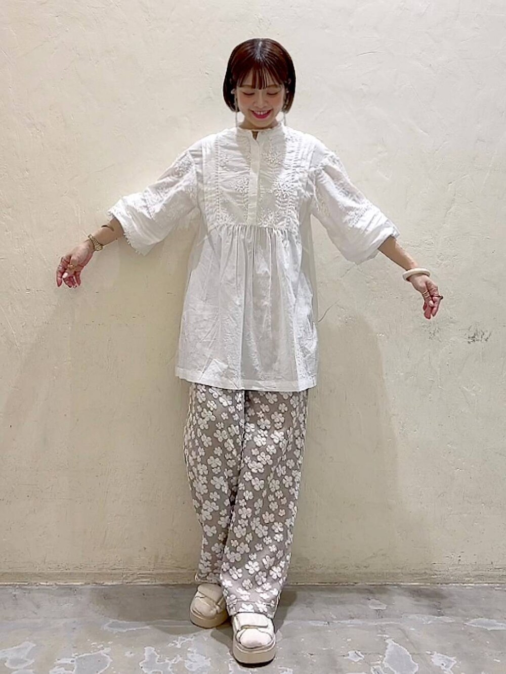 ホワイト系のサンダル、ホワイト系のシャツ/ブラウスを着用したレディースの春コーディネートの6枚目の写真