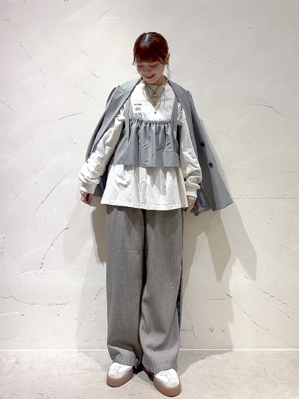 ホワイト系のTシャツ/カットソー、グレー系のテーラードジャケット、グレー系のその他トップスを着用したレディースの春コーディネートの2枚目の写真